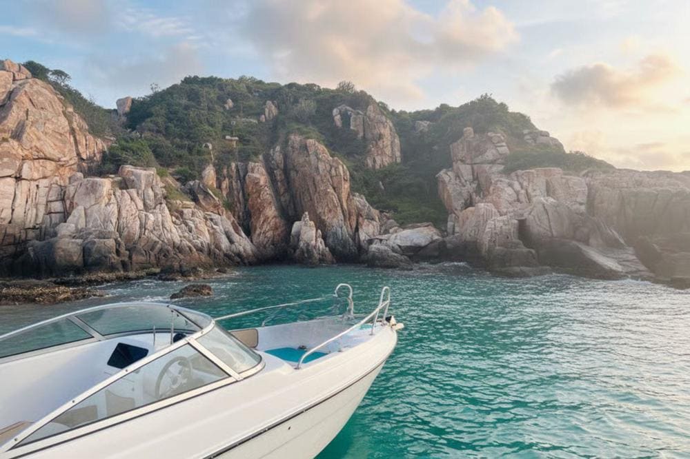 Đi cano tham quan vịnh Vĩnh Hy